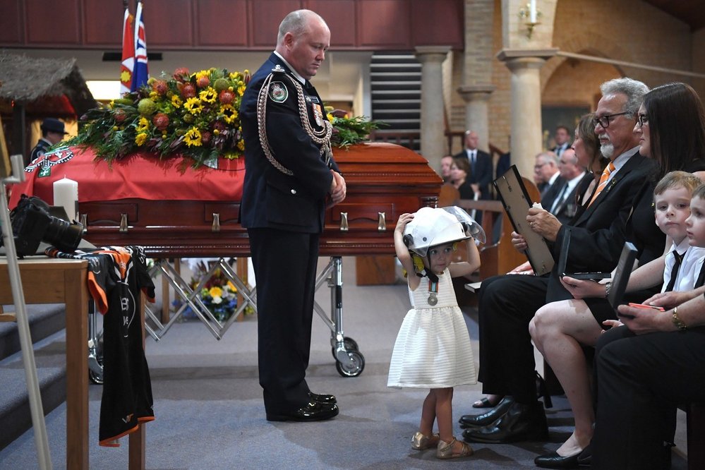 Dojemný pohřeb australského hrdiny, který zemřel při boji s požárem.
