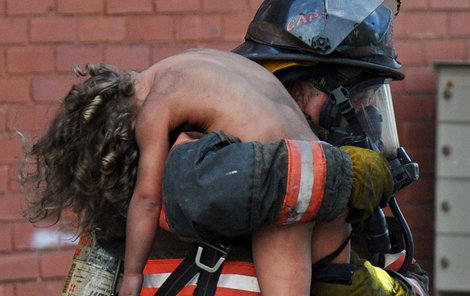 „Sláva, ještě dýchá!“ Statečný hasič s malou Aaliyh.