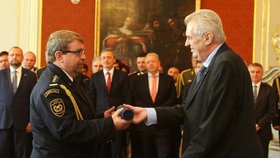 Prezident Zeman povyšuje Františka Pavlase do hodnosti generála.