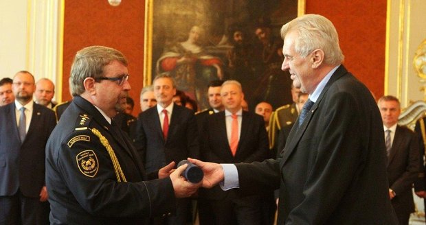 Prezident Zeman povyšuje Františka Pavlase do hodnosti generála.
