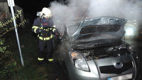 Hasiči brzy ráno zasahovali u případu hořícího auta v Písnici.