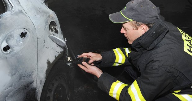 Hasiči brzy ráno zasahovali u případu hořícího auta v Písnici.