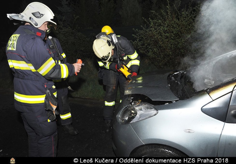 Hasiči brzy ráno zasahovali u případu hořícího auta v Písnici.