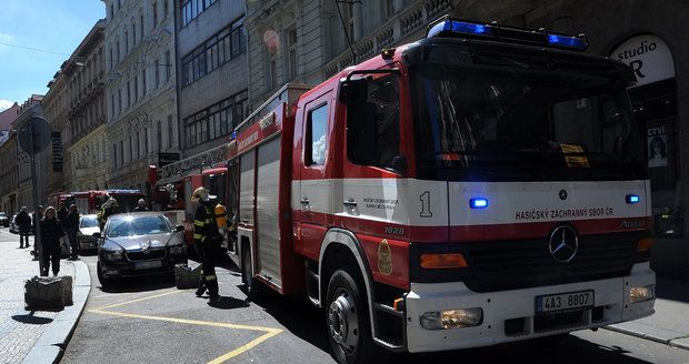 Hasiči evakuovali hotel v centru Prahy, čidlo hlásilo kouř.