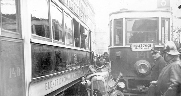 Vyprošťování po dopravní nehodě v Sokolské ulici, rok 1927.