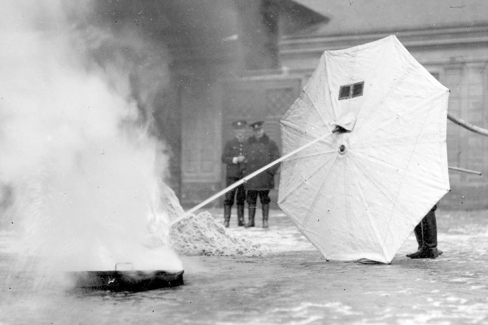Ukázka použití hasičského štítu na dvoře centrály, rok 1940.