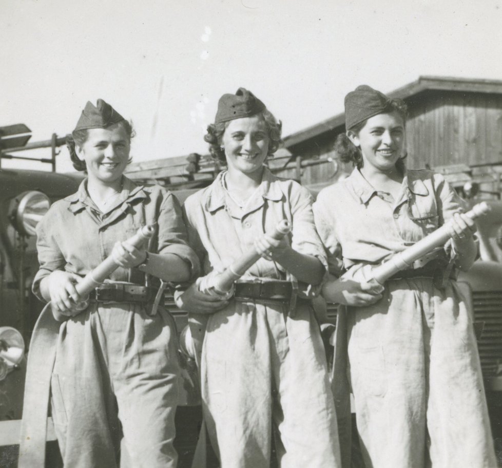 Náborová fotografie z kurzu žen na stanici Smíchov, rok 1951.