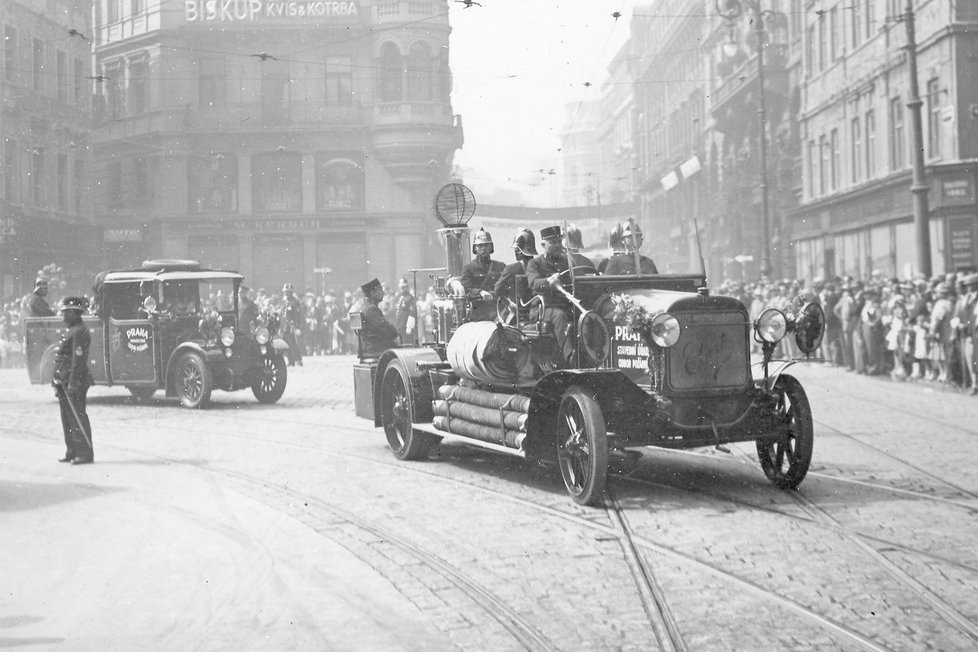 Alegorický průvod v Praze, rok 1929.