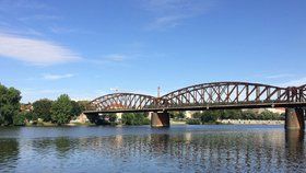 Lávky na železničním mostě mezi Vyšehradem a Smíchovem se uzavřou.