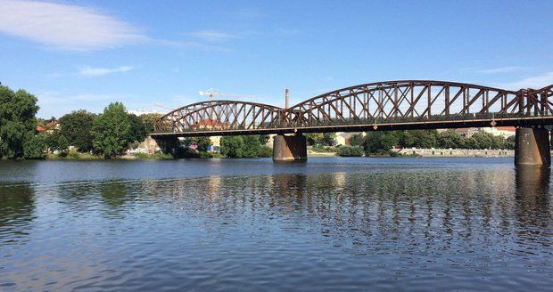 Muž skákal ze železničního mostu u náplavky do Vltavy: Strážníkům řekl, že skáče rád