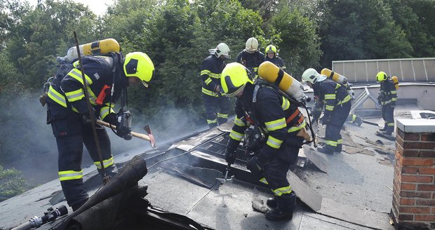 Hasiči v horké Praze likvidovali další požár. Hořelo skladiště v Libni.