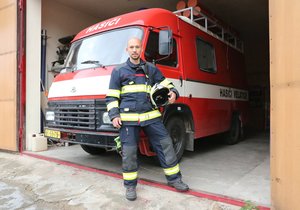 Dobrovolný hasič Martin Sedlák (32) z Velatic na Brněnsku zažil na vlastní kůži onemocnění leukémií. Dárce kostní dřeně mu zachránil život, nyní se snaží pomoci sám jiným.