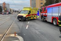 Hasiče (34) při zásahu na Veleslavíně srazilo auto, skončil v nemocnici. Řidič ujel