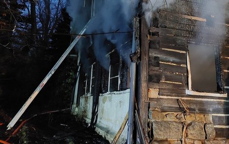 Při požáru této dřevěné roubenky zemřel dobrovolný hasič.