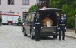Dlouho před smutečním obřadem stála rakev s ostatky Jiřího Rýznara před zábřežským kostelm a hasiči u ní drželi čestnou stráž