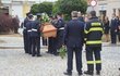 Kolegové nesou rakev s ostatky Jiřího Rýznara do zábřežského kostela