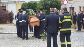 Kolegové hasiči nesou rakev s ostatky Jiřího Rýznara do zábřežského kostela
