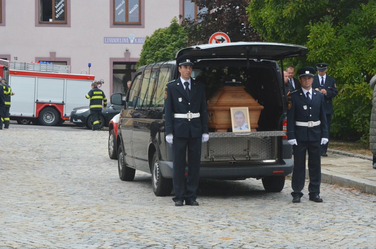 Dlouho před smutečním obřadem stála rakev s ostatky Jiřího Rýznara před zábřežským kostelm a hasiči u ní drželi čestnou stráž