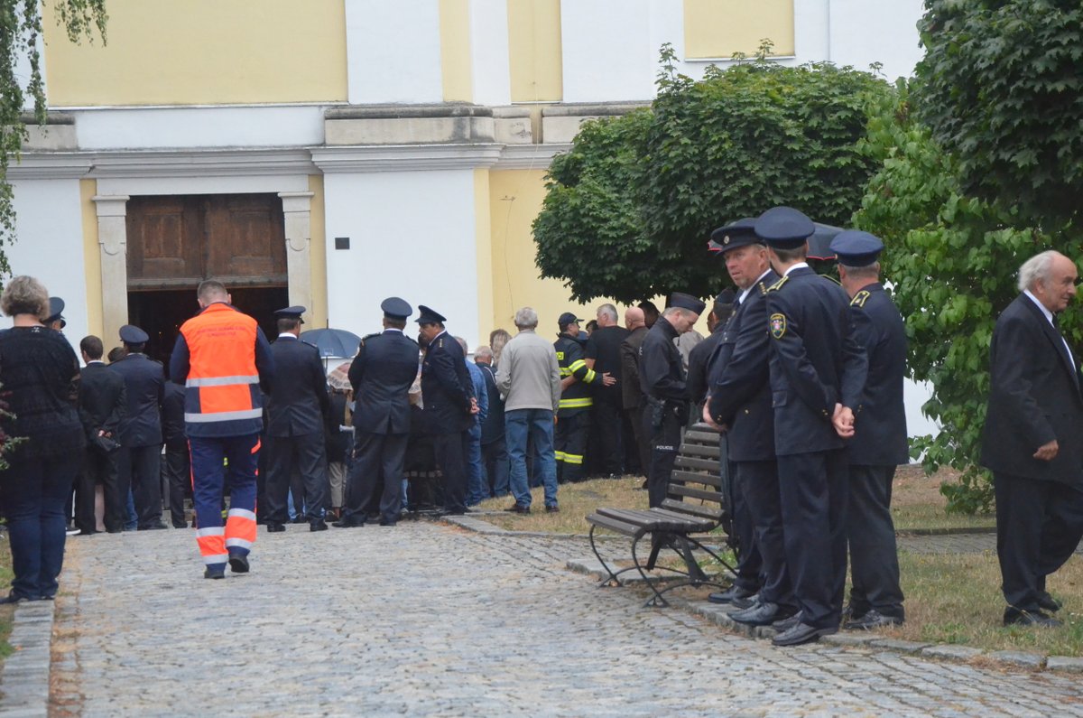 Na pohřeb tragicky zemřelého kolegy přijeli hasiči z celého Olomouckého kraje. Do kostela svatého Bartoloměje v Zábřehu se ani všichni nevešli