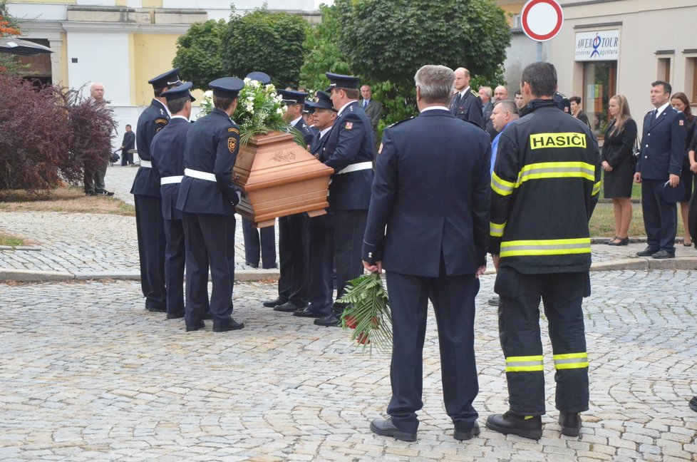 Kolegové hasiči nesou rakev s ostatky Jiřího Rýznara do zábřežského kostela