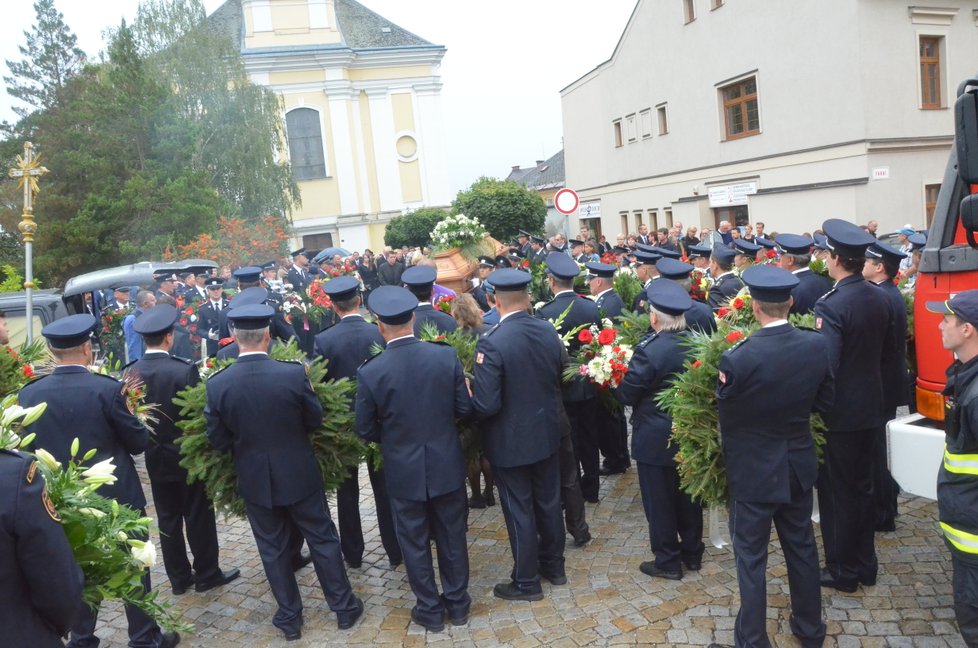 Rozloučit se s kolegou, který zahynul při cestě k zásahu, se sjeli hasiči z celého Olomouckého kraje