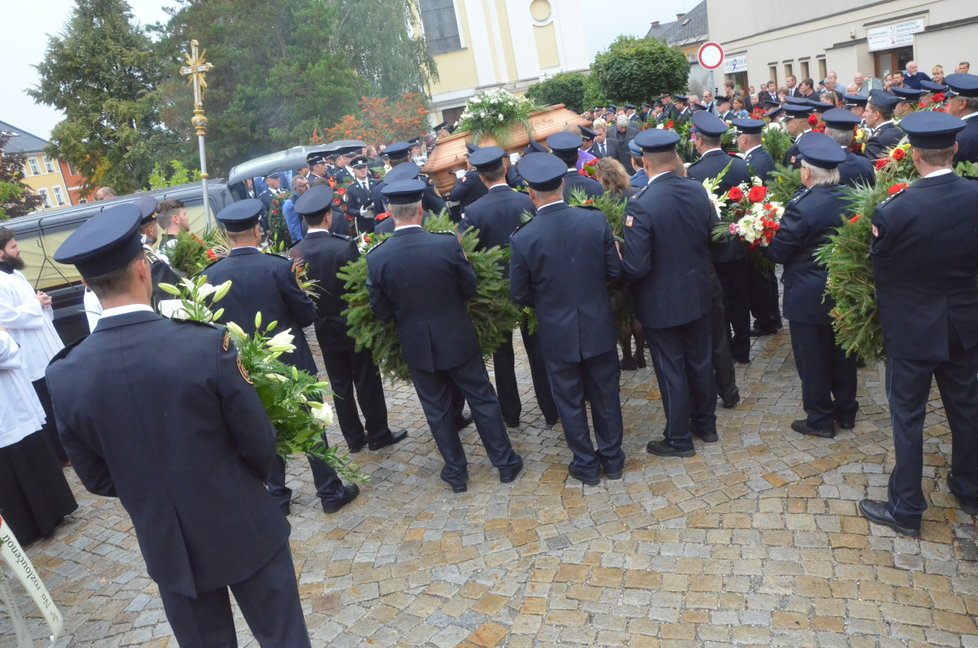 Rozkoučit se s kolegou, který zahynul při cestě k zásahu, se sjeli hasiči z celého Olomouckého kraje