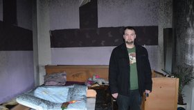Václav Kůta (30) ukazuje Blesku ohořelou postel.