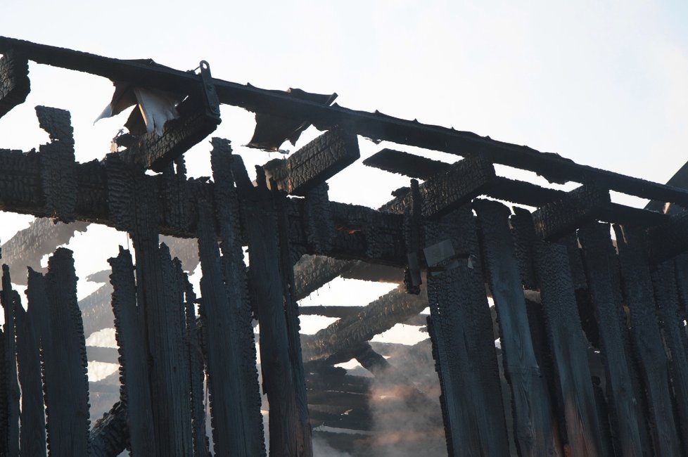 Plameny pohltily pilu v Bílovci na Novojičínsku.