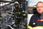 Obvykle se musí Martin Kavka, stejně jako zasahující hasiči, prodírat plameny.