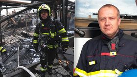 Obvykle se musí Martin Kavka, stejně jako zasahující hasiči, prodírat plameny.