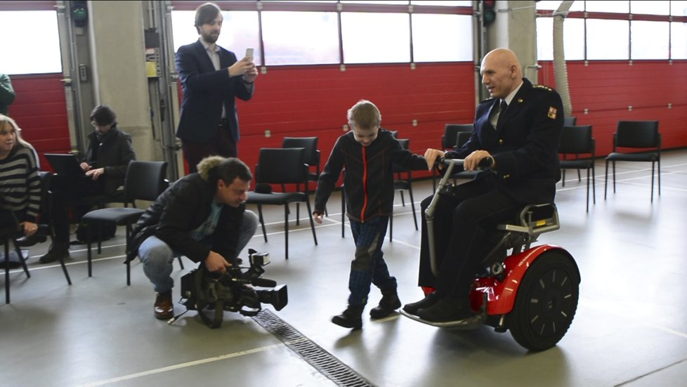 Libor Bohdanecký poprvé na vozítku segway, které mu usnadní život