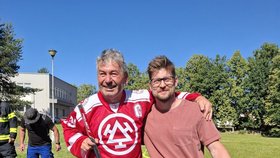 Rozloučit se přijel i třinecký hokejový kapitán Petr Vrána.