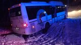 Sníh napadl na severu i v Praze, bouraly dva autobusy. Hrozí náledí, sledujte radar Blesku