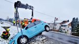 Husté sněžení nachytalo řidiče na severu Moravy: Boural autobus i kamion s televizory