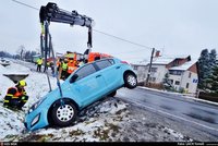 Husté sněžení nachytalo řidiče na severu Moravy: Boural autobus i kamion s televizory