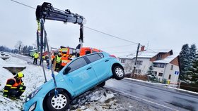 Hasiči na severu Moravy zasahovali u mnoha nehod, při nichž řidiči nezvládli jízdu za hustého sněžení.