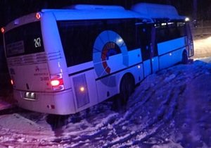 Hasiči na severu Moravy zasahovali u mnoha nehod, při nichž řidiči nezvládli jízdu za hustého sněžení.