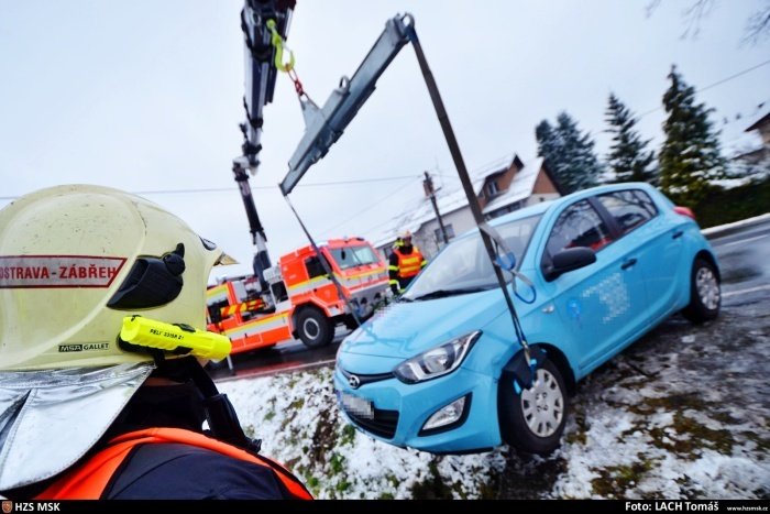 Hasiči na severu Moravy zasahovali u mnoha nehod, při nichž řidiči nezvládli jízdu za hustého sněžení.