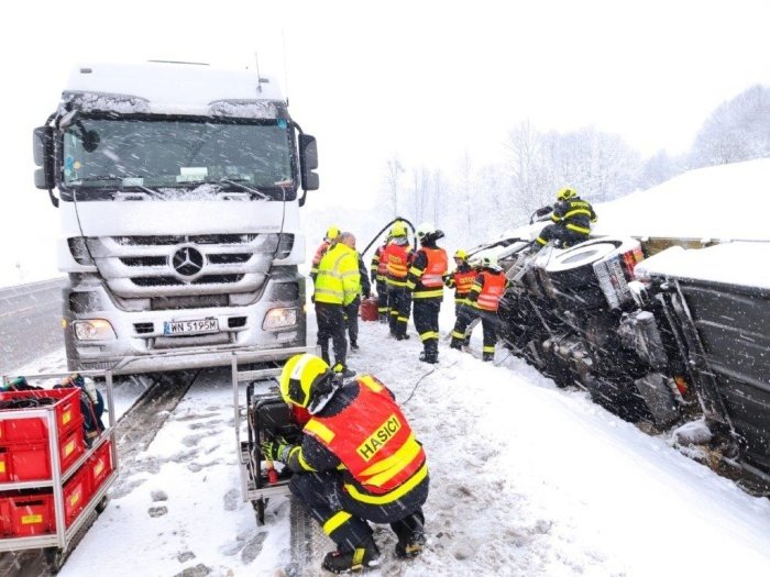 Hasiči na severu Moravy zasahovali u mnoha nehod, při nichž řidiči nezvládli jízdu za hustého sněžení.