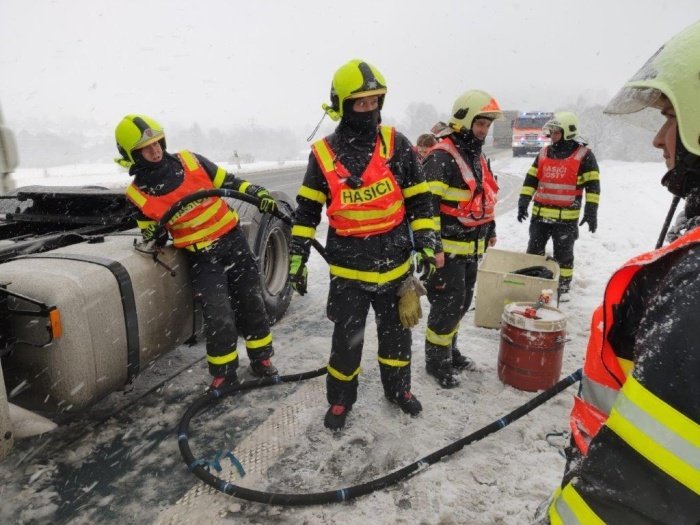 Hasiči na severu Moravy zasahovali u mnoha nehod, při nichž řidiči nezvládli jízdu za hustého sněžení.