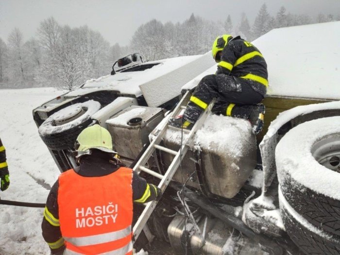 Hasiči na severu Moravy zasahovali u mnoha nehod, při nichž řidiči nezvládli jízdu za hustého sněžení.