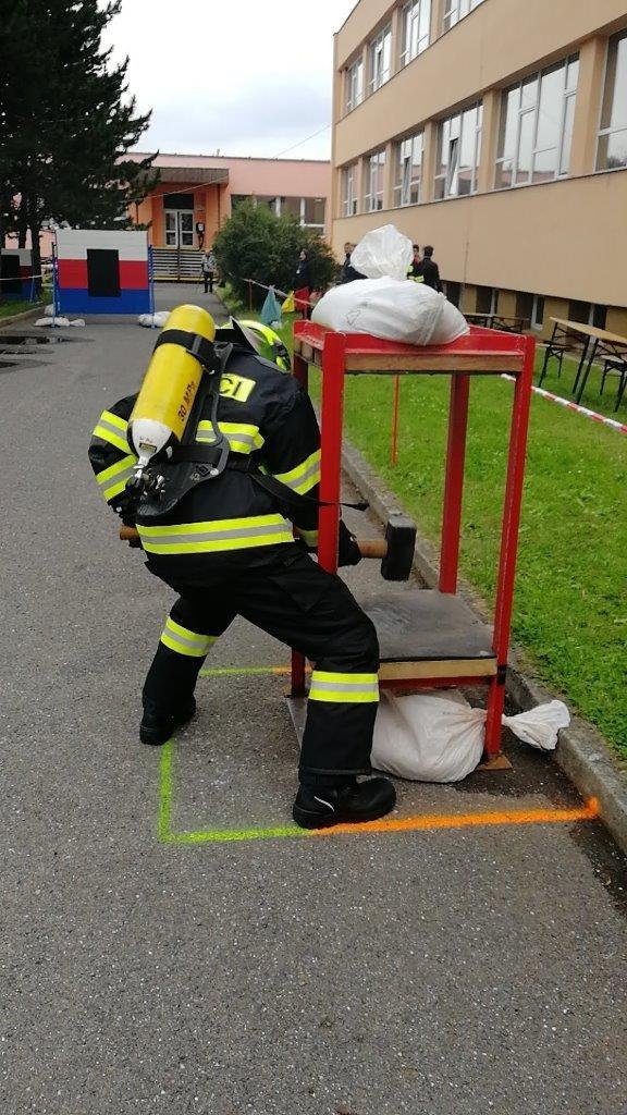 Hasič Standa ochrnul, dostal vozíček za půl milionu.