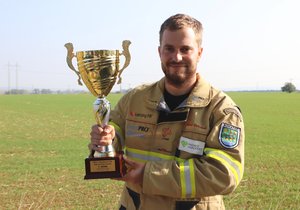 Michal Skřivánek z Rohatce s vítěznou trofejí, je mistrem České republiky v TFA dobrovolných hasičů.