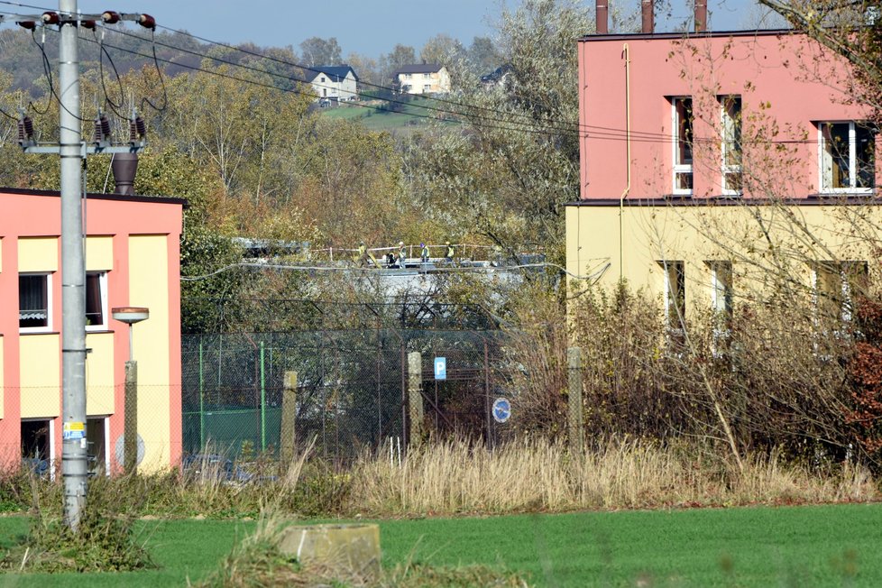 Prohořelou střechou na hale v průmyslovém areálu v Petrovicích u Karviné propadl vyšetřovatel hasičů (†52) a zemřel.