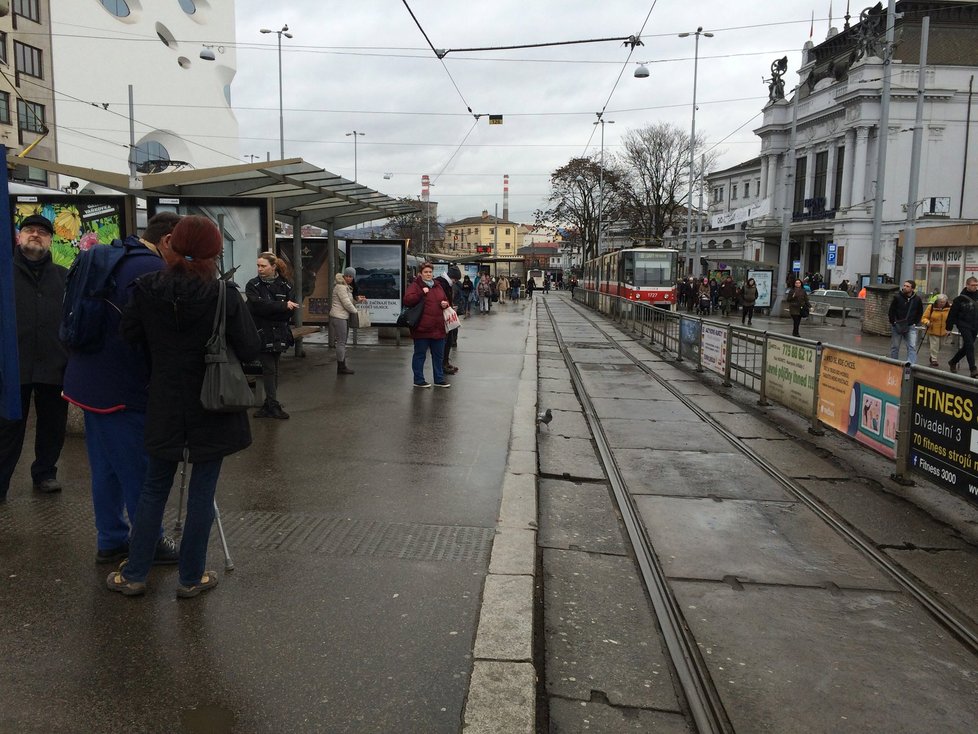 Na tomto nástupišti před brněnským nádražím bojoval Jan Dvořáček úspěšně o život staršího muže v bezvědomí.
