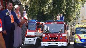Záchranářská svatba na Vyškovsku: Kolegu vyprovodili do manželství sirény sanitek i hasičů