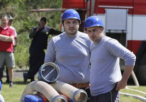 Jan Vermeš (vlevo) ze Sboru dobrovolných hasičů v Drnholci s kolegou na požární soutěži. Svou rozhodností přispěl mladý muž k záchraně lidského života.