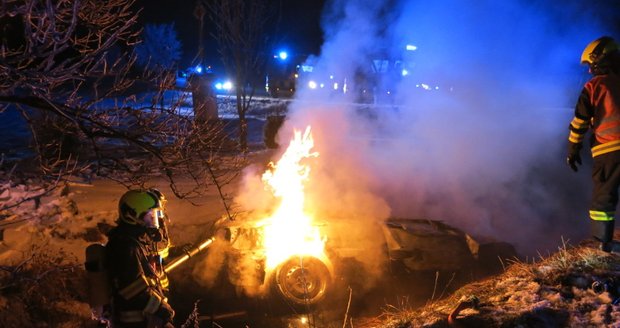 Mladý řidič měl z pekla štěstí. Poté, co ho profesionální hasič Petr Studený vytáhl bočním okénkem, auto pohltily plameny.