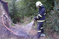 Neznámý žhář ohrozil provoz vlaků a životy lidí