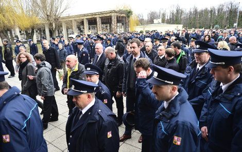 Smrt kamráda všechny přítomné velmi zasáhla.